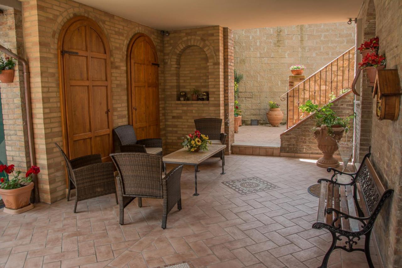 I Due Cipressi Guest House Torrenieri Bagian luar foto